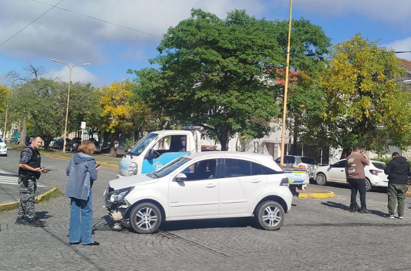 Fuerte choque entre patrullero y auto particular dejó una mujer herida